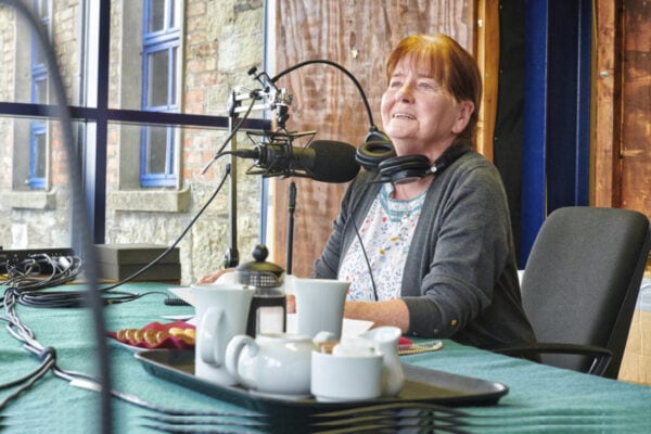 Bere Island Radio geht live auf Sendung im Bere Island Community Center