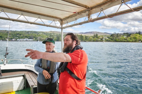 Conservation Ranger Clare Heardman und Skipper Darren O’Sullivan bei der Fahrt nach Garinish Island